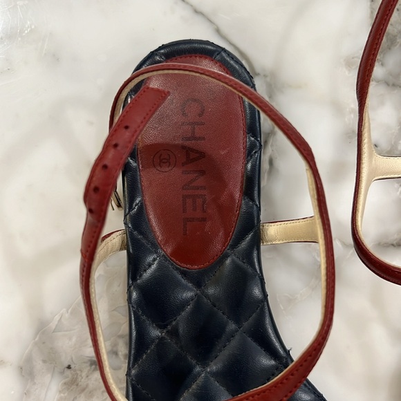 Chanel sandals. Authentic. Navy blue quilted base. Dark red/maroon strap - Picture 2 of 12